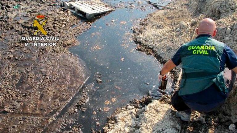 Siete personas investigadas por verter aceites al río Guadalbullón en Mengíbar Siete personas investigadas por verter aceites al río Guadalbullón en Mengíbar