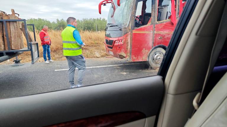 Una mujer herida al volcar un minibús en Bailén Una mujer herida al volcar un minibús en Bailén