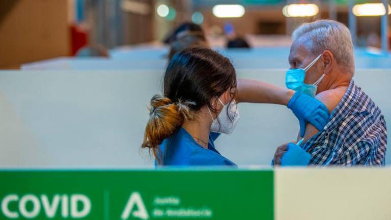 Andalucía comienza la campaña de vacunación de la tercera dosis a mayores de 70 años Andalucía comienza la campaña de vacunación de la tercera dosis a mayores de 70 años