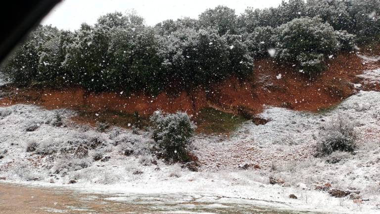 La primavera devuelve la nieve a las sierras La primavera devuelve la nieve a las sierras