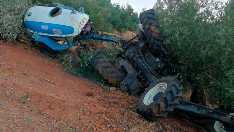 Fallece un vecino de Valdepeñas de Jaén por un vuelco de un tractor Fallece un vecino de Valdepeñas de Jaén por un vuelco de un tractor