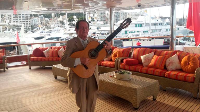 “La guitarra solo me da alegría” “La guitarra solo me da alegría”
