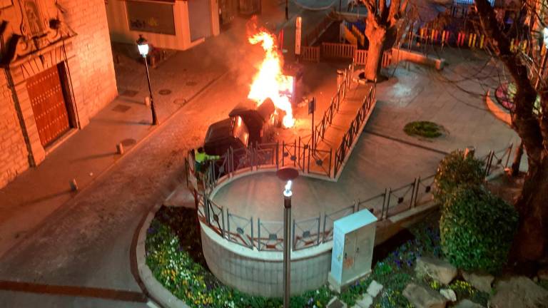 Incendio de un contenedor en la Plaza de los Jardinillos Incendio de un contenedor en la Plaza de los Jardinillos