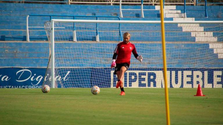 Ernestas Juskevicius cierra una etapa de cuatro temporadas en la meta del Linares Deportivo Ernestas Juskevicius cierra una etapa de cuatro temporadas en la meta del Linares Deportivo