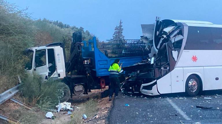 Recibe el alta en Urgencias el conductor del autobús que viajaba a Granada sin pasajeros Recibe el alta en Urgencias el conductor del autobús que viajaba a Granada sin pasajeros