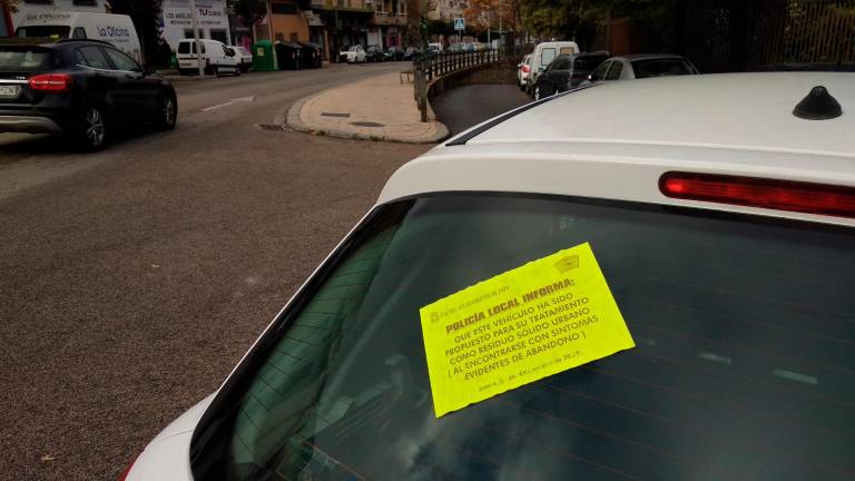 Los coches “zombies” se adueñan de la ciudad y de los aparcamientos Los coches “zombies” se adueñan de la ciudad y de los aparcamientos