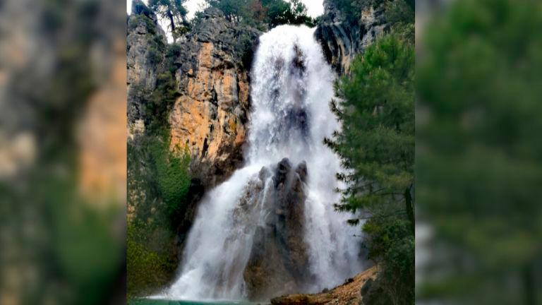 La imponente Cascada del Aliviadero del Aguascebas, a rebosar