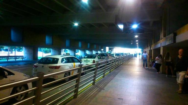En libertad con cargos los taxistas detenidos por presuntas amenazas en el aeropuerto de Sevilla En libertad con cargos los taxistas detenidos por presuntas amenazas en el aeropuerto de Sevilla