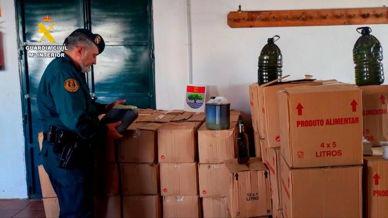 Seis investigados en Huelva tras intervenir 2.580 litros aceite lampante que querían vender como de oliva Seis investigados en Huelva tras intervenir 2.580 litros aceite lampante que querían vender como de oliva