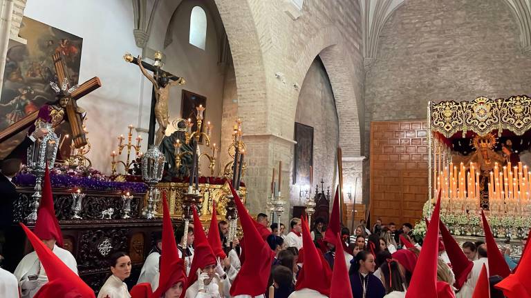 La Clemencia detiene su itinerario y entra en la Catedral de Jaén La Clemencia detiene su itinerario y entra en la Catedral de Jaén