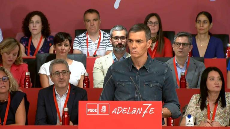 Sánchez confirma que seguirá al frente por “responsabilidad” Sánchez confirma que seguirá al frente por “responsabilidad”