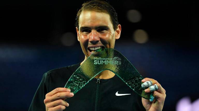Nadal alza su primer título de 2022 en Melbourne Nadal alza su primer título de 2022 en Melbourne