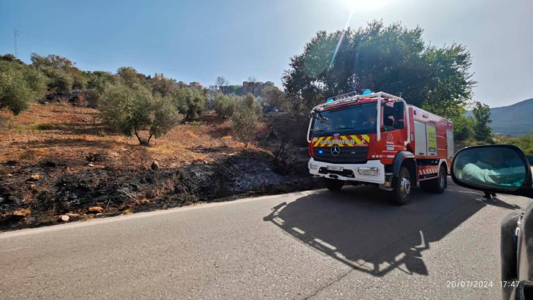 Declarado un incendio en las faldas de Hornos en la cuneta del Mirador de Vadillo Declarado un incendio en las faldas de Hornos en la cuneta del Mirador de Vadillo