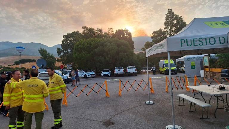 Continúan los trabajos de extinción del incendio de Tarifa, con 1.500 personas desalojadas Continúan los trabajos de extinción del incendio de Tarifa, con 1.500 personas desalojadas