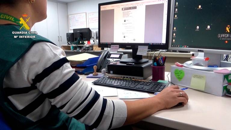 Siete detenidos en Málaga por estafar 3,3 millones de euros duplicando la tarjeta SIM Siete detenidos en Málaga por estafar 3,3 millones de euros duplicando la tarjeta SIM