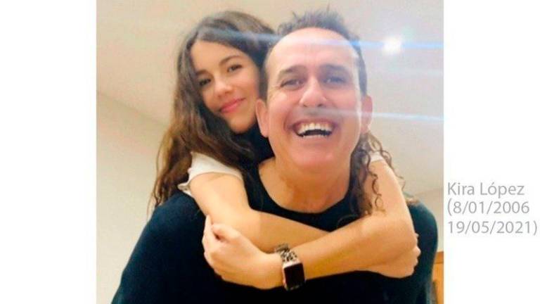 El padre de Kira, que se suicidó con 15 años, presenta 230.000 firmas en el Congreso por un protocolo antibullying El padre de Kira, que se suicidó con 15 años, presenta 230.000 firmas en el Congreso por un protocolo antibullying