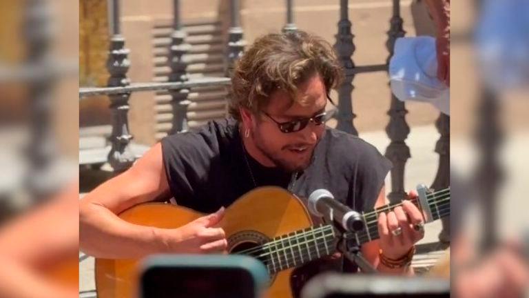 Manuel Carrasco sorprende con un concierto improvisado en Sevilla antes de comenzar su gira Manuel Carrasco sorprende con un concierto improvisado en Sevilla antes de comenzar su gira
