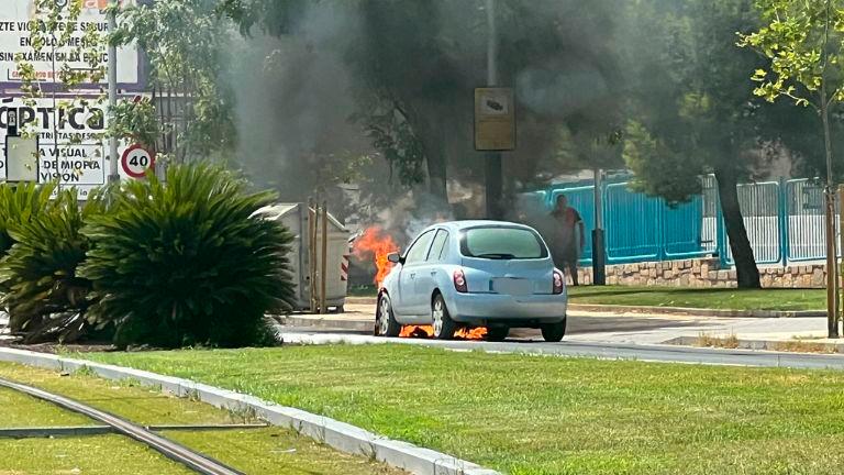 Alarma tras el incendio de un coche frente a Family Biscuits Alarma tras el incendio de un coche frente a Family Biscuits