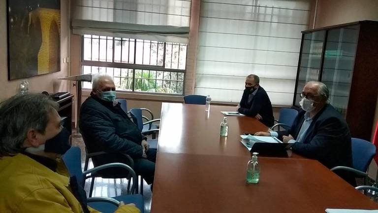 El delegado de Fomento informa a los vecinos de Las Protegidas de las ayudas a la rehabilitación El delegado de Fomento informa a los vecinos de Las Protegidas de las ayudas a la rehabilitación