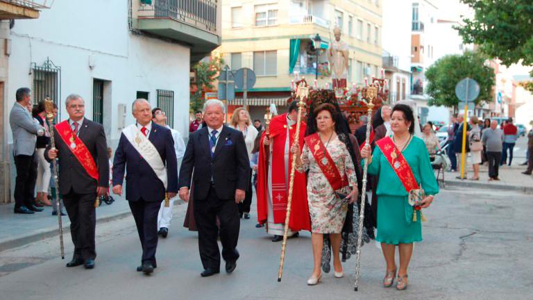 Empresarios locales elaboran colgaduras de San Eufrasio Empresarios locales elaboran colgaduras de San Eufrasio