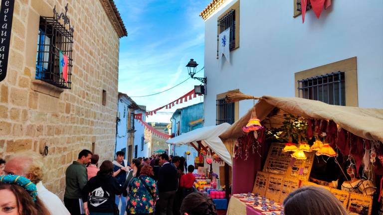 Sabiote se engalana para la inauguración del mercado medieval