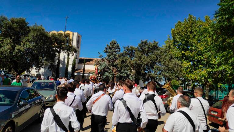 San Miguel Arcángel se encierra entre el cariño de los vecinos de la Estación de Espeluy San Miguel Arcángel se encierra entre el cariño de los vecinos de la Estación de Espeluy