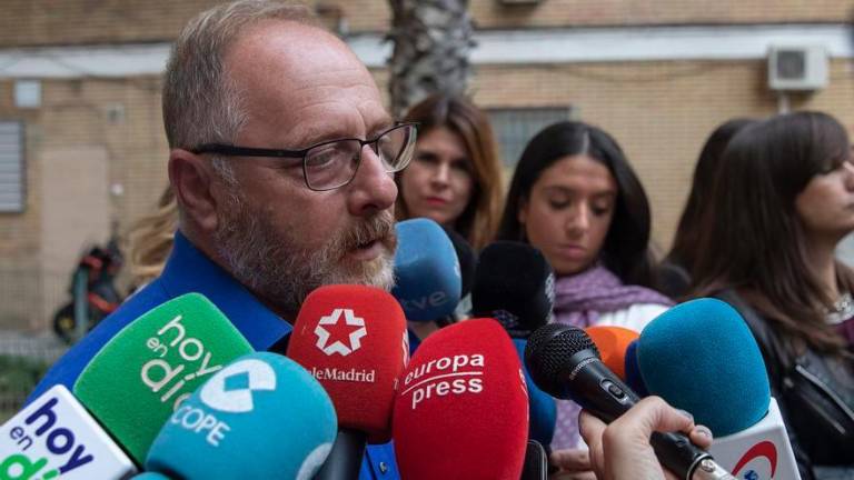El padre de Marta del Castillo reprocha el resultado del informe del teléfono de Carcaño El padre de Marta del Castillo reprocha el resultado del informe del teléfono de Carcaño