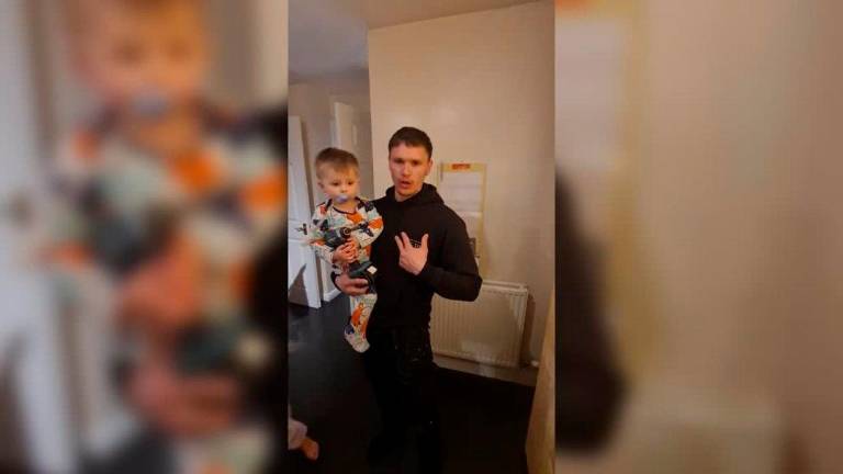 Un pequeño “manitas” ayuda a su padre en tareas de bricolaje Un pequeño “manitas” ayuda a su padre en tareas de bricolaje