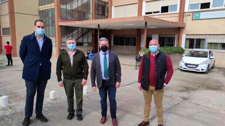 Educación destina más de 4 millones de euros a reforzar la seguridad en los centros de Jaén Educación destina más de 4 millones de euros a reforzar la seguridad en los centros de Jaén