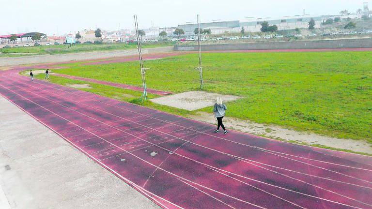 La construcción de la pista de atletismo de Linares se ve al final del túnel La construcción de la pista de atletismo de Linares se ve al final del túnel