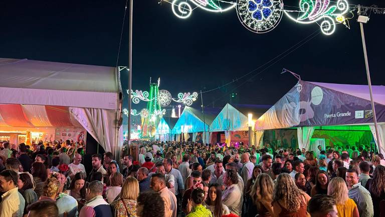 San Lucas vive la noche del gran sábado festivo: “no cabe un alfiler” San Lucas vive la noche del gran sábado festivo: “no cabe un alfiler”