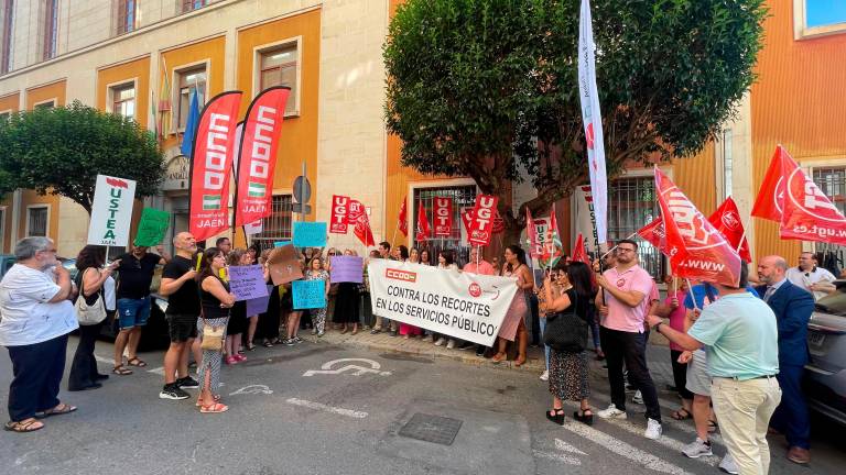 Concentración contra el cierre de una línea de un ciclo formativo del IES Santa Catalina, en Jaén Concentración contra el cierre de una línea de un ciclo formativo del IES Santa Catalina, en Jaén