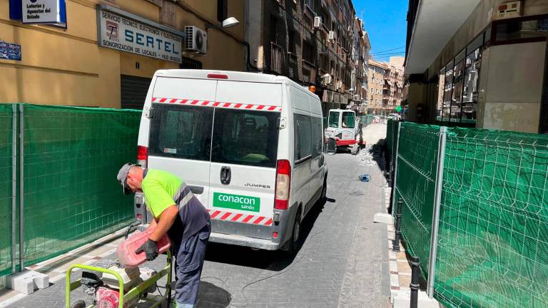 Malestar vecinal por cuatro cortes de vía en la calle Álamos en cuatro años Malestar vecinal por cuatro cortes de vía en la calle Álamos en cuatro años