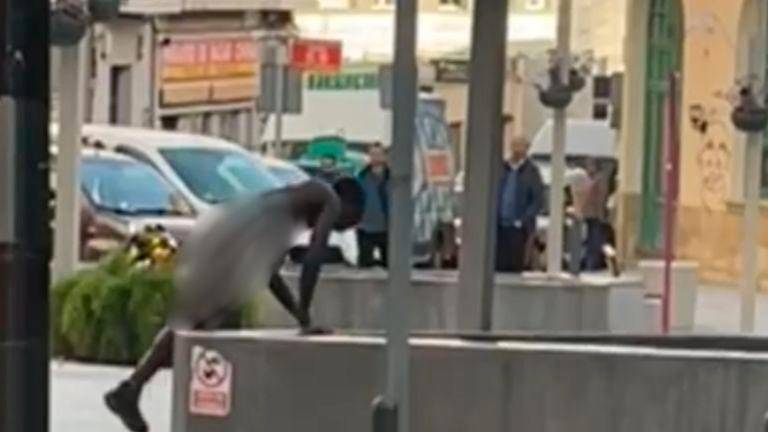 Pasea desnudo por el centro de Jaén y acaba detenido Pasea desnudo por el centro de Jaén y acaba detenido