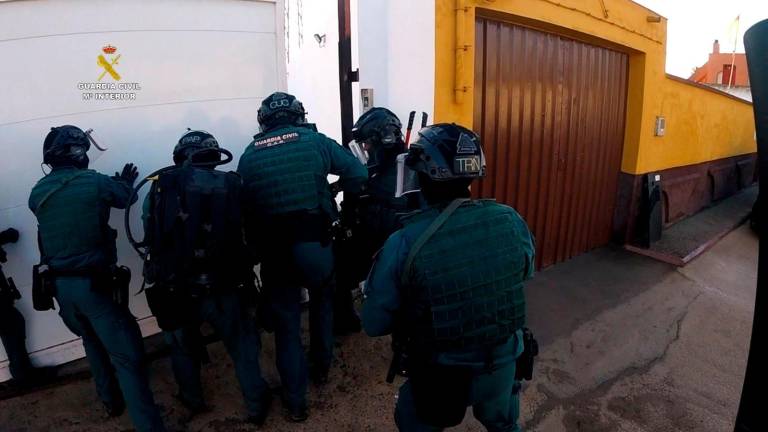 Intervenidas casi seis toneladas de hachís y 40 detenidos en Málaga y Cádiz Intervenidas casi seis toneladas de hachís y 40 detenidos en Málaga y Cádiz