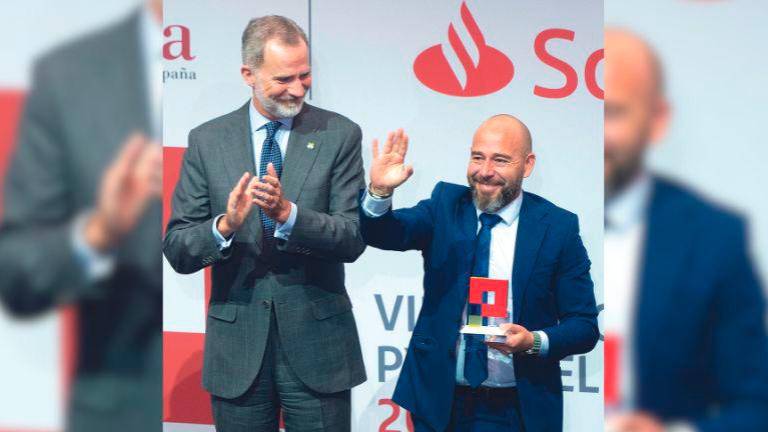 El Rey Felipe VI junto a Ángel Llavero durante la entrega de los Premios Pyme del Año 2023. /Europa Press.