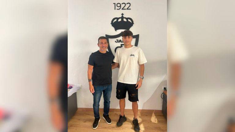 El Real Jaén renueva dos temporadas a Carlos Aguilar y lo cede al Torredonjimeno El Real Jaén renueva dos temporadas a Carlos Aguilar y lo cede al Torredonjimeno
