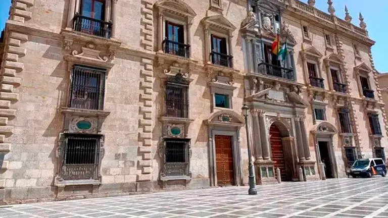 Condenados a dos años de cárcel por estafar a su tía enferma Condenados a dos años de cárcel por estafar a su tía enferma