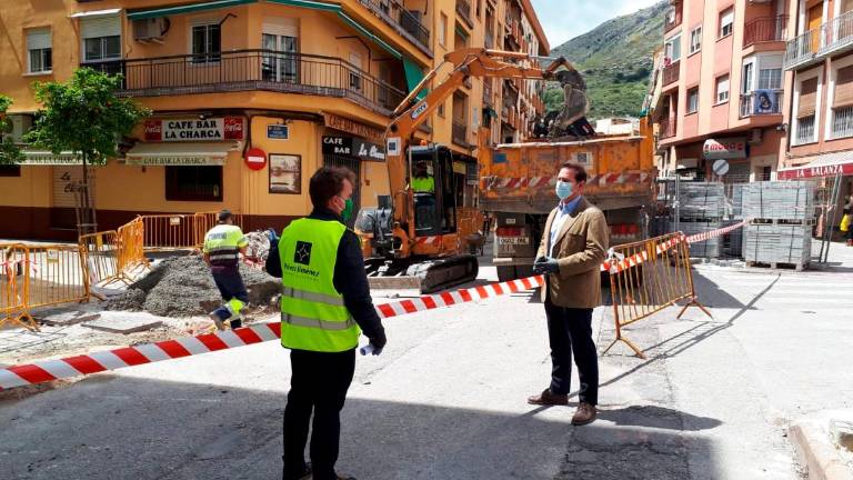 Ayuntamiento coloca nueva solería y adoquinado en la calle Carrera de Jesús, que estará lista a finales de mes