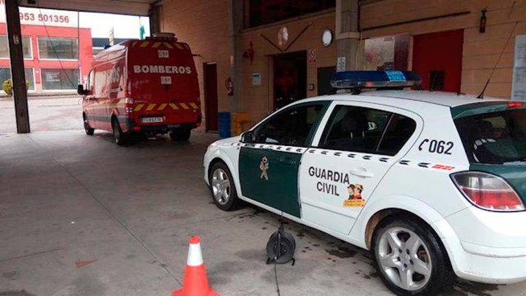 Los Bomberos de Andújar colaboran en la desinfección de vehículos oficiales Los Bomberos de Andújar colaboran en la desinfección de vehículos oficiales