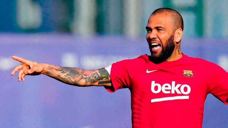 Dani Alves, inscrito en el Barça y principal novedad con Dembélé para Linares Dani Alves, inscrito en el Barça y principal novedad con Dembélé para Linares