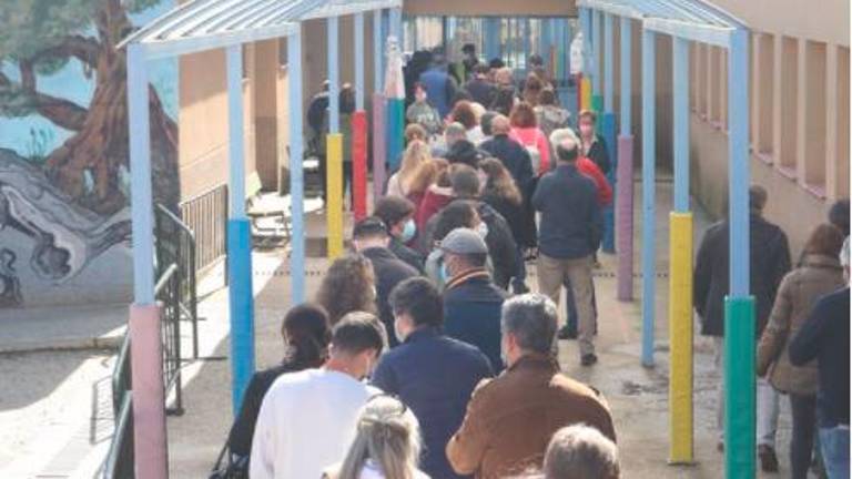 La participación en las elecciones es del 28,44% a las 13:00 horas La participación en las elecciones es del 28,44% a las 13:00 horas