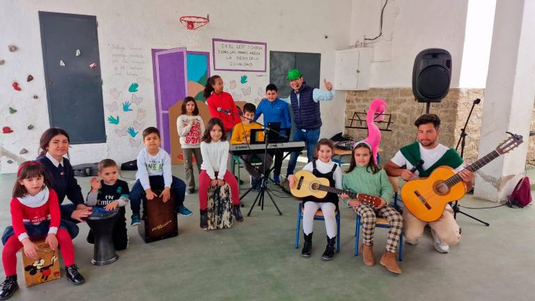 Así divulga ‘El Peluquero’ el flamenco en colegios tosirianos Así divulga ‘El Peluquero’ el flamenco en colegios tosirianos