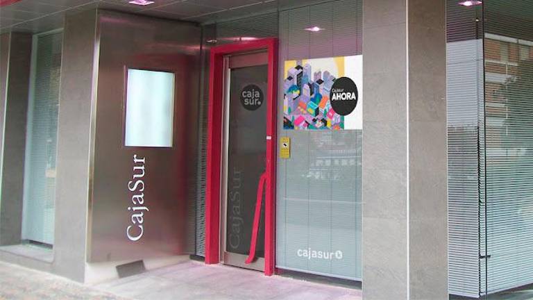 Cajasur elimina las comisiones a más de medio millón de clientes Cajasur elimina las comisiones a más de medio millón de clientes