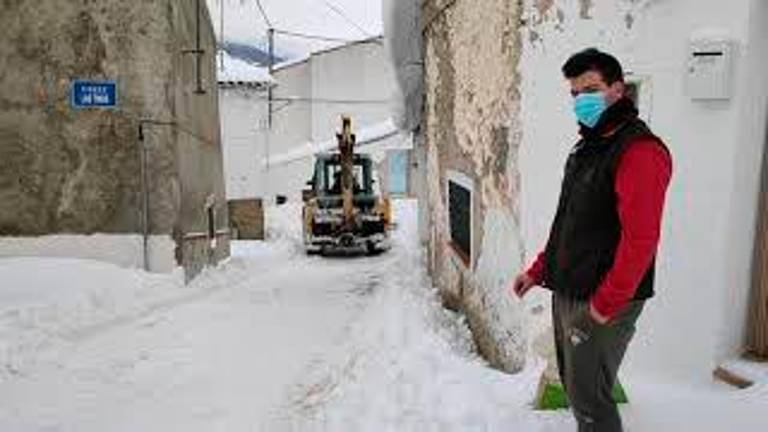 Limpieza incansable para impedir que la nieve se congele en La Matea Limpieza incansable para impedir que la nieve se congele en La Matea