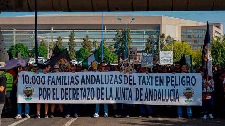 El taxi andaluz anuncia paro este fin de semana en protesta a la regulación de la Junta a los VTC El taxi andaluz anuncia paro este fin de semana en protesta a la regulación de la Junta a los VTC