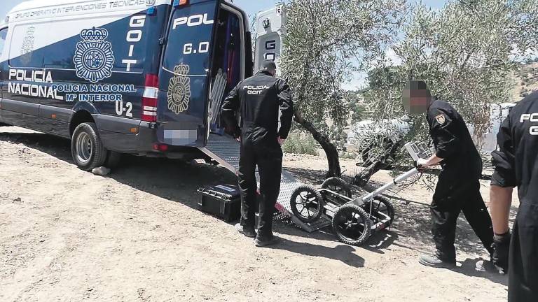 La Policía analiza el coche en el que llevaron el cadáver hasta el olivar La Policía analiza el coche en el que llevaron el cadáver hasta el olivar