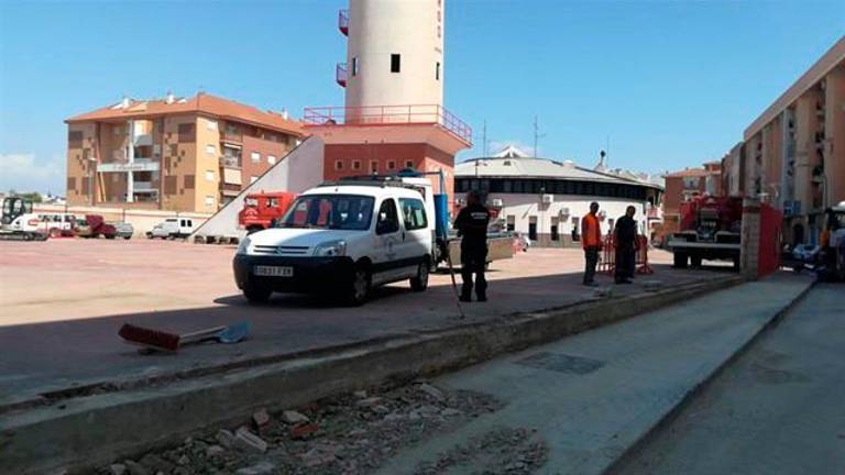 El derrumbe de parte del muro del parque de bomberos de Linares ocasiona daños a siete vehículos El derrumbe de parte del muro del parque de bomberos de Linares ocasiona daños a siete vehículos