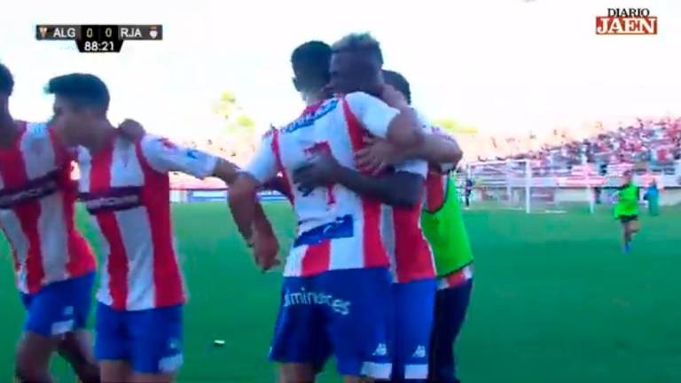 Ángel adelanta al Algeciras desde el punto de penalti Ángel adelanta al Algeciras desde el punto de penalti