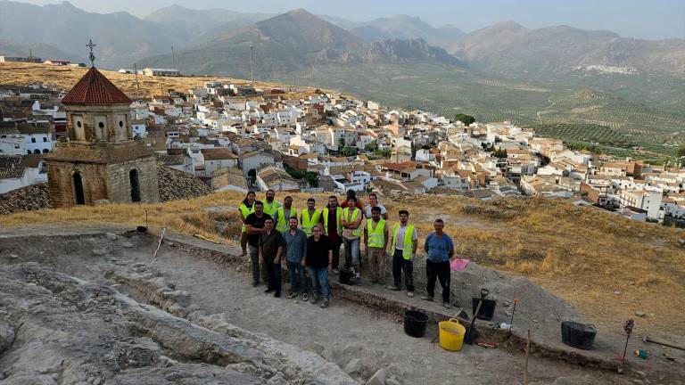 Una quincena de voluntarios participa en excavaciones en el castillo de Bedmar Una quincena de voluntarios participa en excavaciones en el castillo de Bedmar